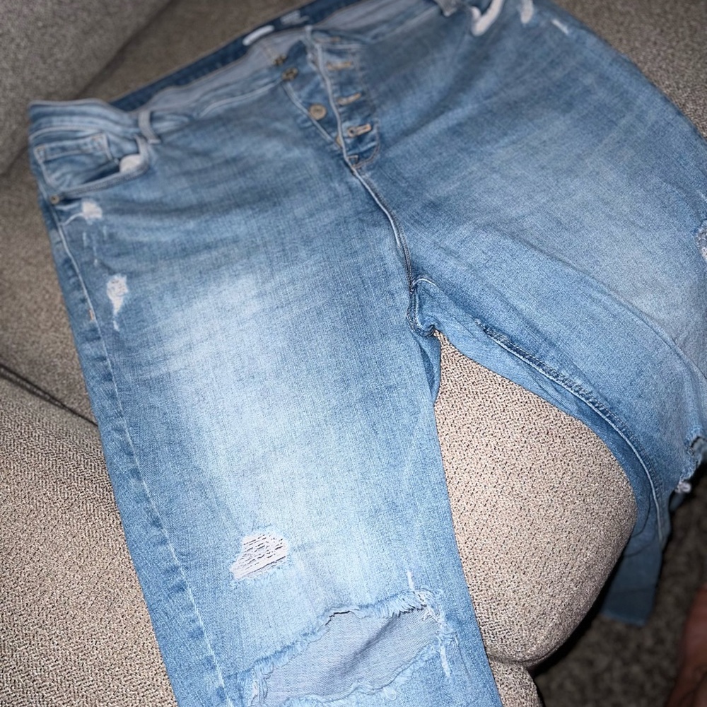 Super cute, distressed, skinny leg button fly jeans